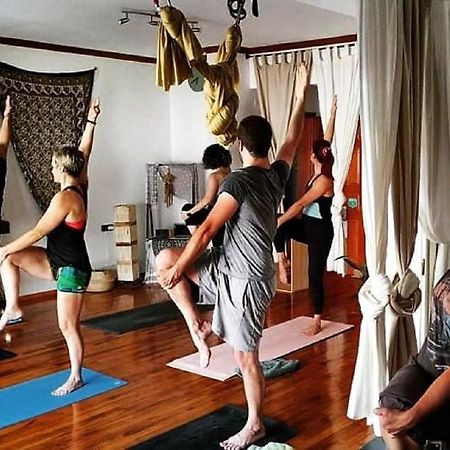 Urban Yoga House Hostel & Retreat Янина Экстерьер фото